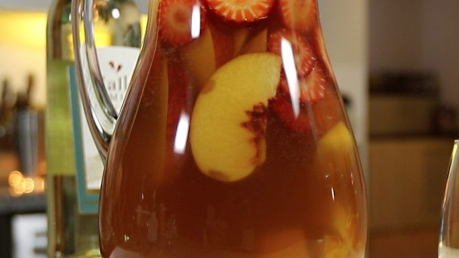 Iced Tea Sangria (Easy 4 Ingredient Cocktail) - Kirbie's Cravings