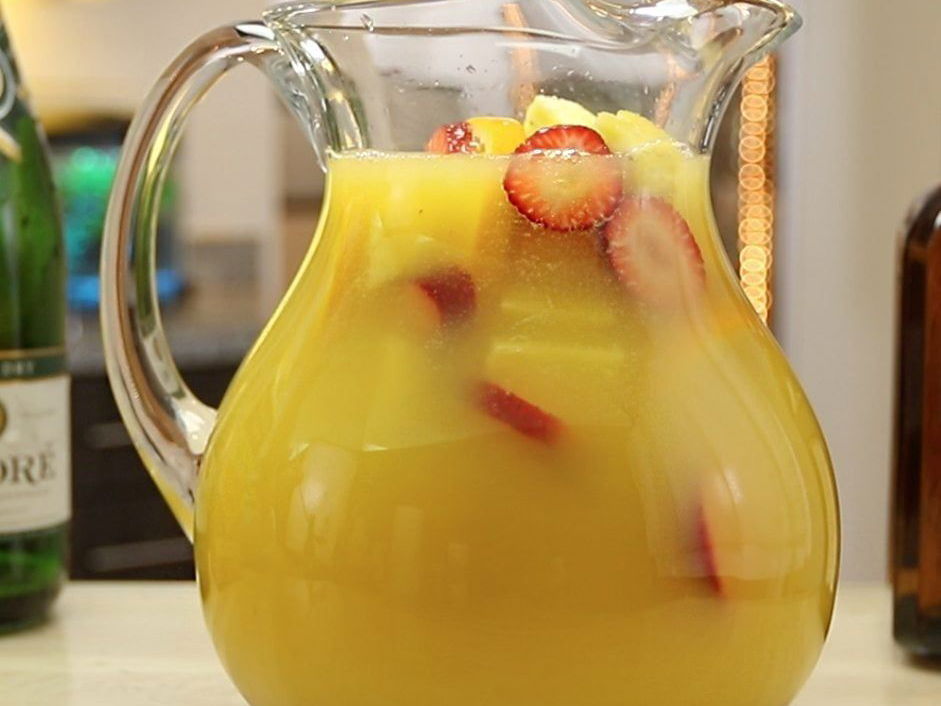 https://cdn.tipsybartender.com/tipsybartender/jpg/wp-content/uploads/2018/01/Mimosa-Sangria.jpg?aspect_ratio=4:3