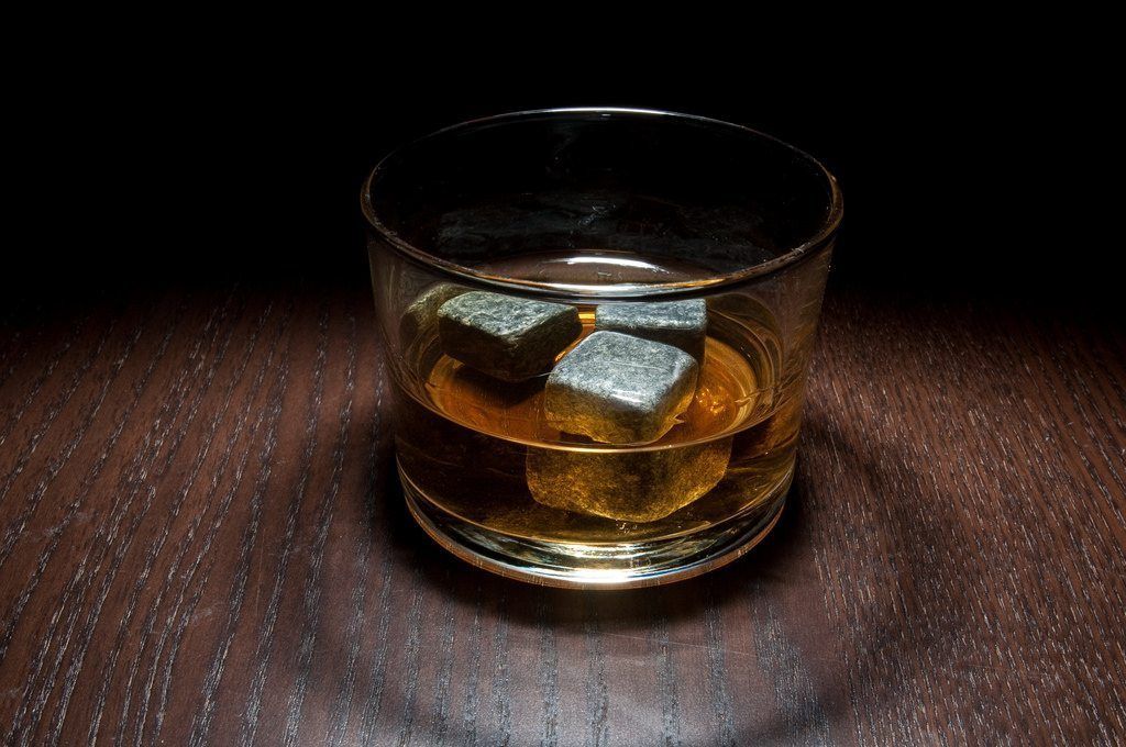 https://cdn.tipsybartender.com/tipsybartender/jpg/wp-content/uploads/2018/02/whisky-stones.jpg