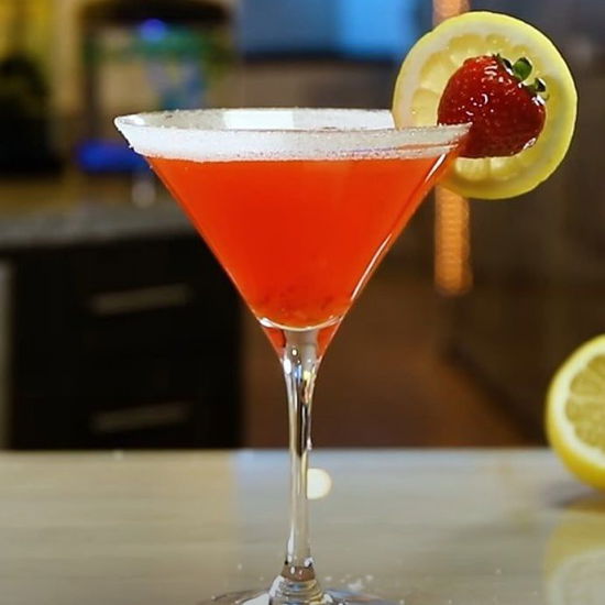 https://cdn.tipsybartender.com/tipsybartender/jpg/wp-content/uploads/2022/06/Strawberry-Lemon-Drop-Martini.jpg?width=550